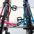 連結し120cmのチェーンとしても使用できるため自転車を2台まとめて施錠できる。施錠されていることが分かりやすい、目立つカラーリングが特徴（画像はプレスリリースより）