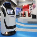 セキュリティショー2015でのALSOKブースでは、警備ロボットや飛行ロボット（ドローン）など最新技術を取り入れた展示が目立っていた。いずれも今後の警備に積極的に取り入れていくという