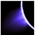カッシーニ探査機によって撮影された、エンセラダスから噴出する間欠泉（画像提供NASA/JPL）