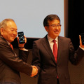 VAIOスマホを発表した日本通信・三田社長（左）とVAIO・関取社長