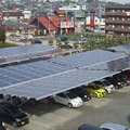 カリモク家具の緒川アウトレット駐車場に設置されたカーポート型太陽光発電設備