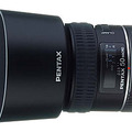 　ペンタックスは、デジタルカメラ撮影に最適化したマクロレンズ「smc PENTAX-D FA マクロ100mmF2.8」「同 50mmF2.8」の2機種を10月下旬に発売する。