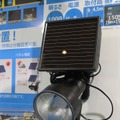 一般住宅のガレージや軒下などに設置することを想定した「LA-30LED」。IPX4の防沫形となっている。定格光束は130lm（ハロゲン10W相当）