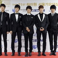 FTISLAND（エフティー・アイランド）イ・ホンギは右から２番目(C)Gettyimages