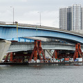 台船で晴海運河を移動する橋桁。既存の晴海通り延伸部をくぐり、目標の位置へと接近する