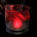 災害時機能を強化した「エムパワード エマージ」のS.O.S発光の様子。白色、赤色の2色で発光できる。水にも浮かぶので、マリンレジャーでも活用したい