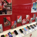 Vodafoneショップでは、SIMカードとセットで購入できるスマホ端末やタブレットも販売