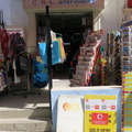 マルタのセントジュリアンズにある土産物店でもSIMカードが販売されていた（写真右下）