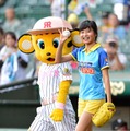 甲子園で始球式に登場した小島瑠璃子