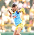 甲子園で始球式に登場した小島瑠璃子