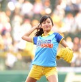 甲子園で始球式に登場した小島瑠璃子