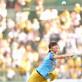 甲子園で始球式に登場した小島瑠璃子