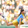 甲子園で始球式に登場した小島瑠璃子