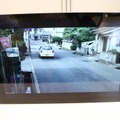 200万画素のカメラを搭載したメガピクセルタイプの記録映像デモ。走り去る車のナンバープレートをはっきり読み取ることができる。画面奥でも拡大して解析できる鮮明度