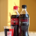 『コカ・コーラ　ゼロ』（向かって右）と『コカ・コーラ』