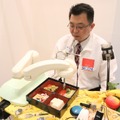 セコム、介護向けの食事支援ロボット「マイスプーン」を展示 画像