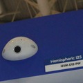 既存の防犯カメラのデザインイメージとは異なるかまぼこ型の「Hemispheric i25」