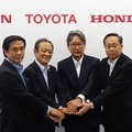 記者会見したトヨタの伊勢専務（左から2人目）ら関係者