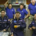 ISS入室後に地上と交信する油井宇宙飛行士ら（出典：JAXA/NASA）