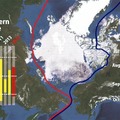 北極海の海氷分布（7月28日時点）と過去の航路開通期間（黄色部分）および2015年の予想開通期間（赤・青色部分）。地図上で赤線が北東航路、青線が北西航路