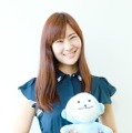 NTTぷららの増田祥子さん。「ひかりＴＶ」のキャラクター『ひかりカエサル』と一緒に【写真：米玉利朋子】