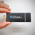 スマートフォンやPCの画像や映像をWi-Fi接続でTVやプロジェクターに映し出せる「EZCast Pro」