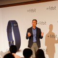 リストバンド型心拍計「Fitbit Charge HR」発売記念発表会実施