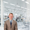 ダニエル・クレイグがスイス・ヴィルレに新設されたオメガの新工場を訪問