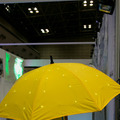傘の布が二重構造になっており、内部にLEDが組み込まれているため雨に濡れても大丈夫。
