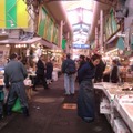 近江町市場。鮮魚を中心に生鮮食品の店が並び、威勢のよい掛け声が飛ぶ