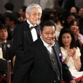 三國連太郎（後方）と西田敏行 / 2010年日本アカデミー賞　(c) Getty Images