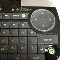 右上のスイッチ切り替えると、グリーンのバックライトになる。すると、クリックパッドは十字キーモードに変わる。また、右下にはWindows Media Centerの起動ボタンがある