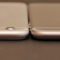 iPhone 6s（右）とiPhone 6の薄さの比較。0.2mmの差はほとんどない