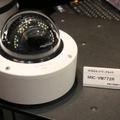 同社最上位の4Kネットワークカメラ「SNC-VM772R」は3840x2160ピクセルで30fps出力を可能としており、最低被写体照度0.06ルクスの高感度を誇る。発売日は12月中旬を予定（撮影：防犯システム取材班）