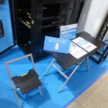 「電子錠集中管理システム」と一緒に展示されていた耐荷重150kに対応したアルミ削り出しの1Uチェアなど（撮影：防犯システム取材班）