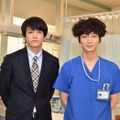 主演の綾野剛（右）と小栗旬