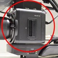 レンズを接続した四角いボックス型の部分が「ME20F-SH」の本体。低照度環境下でもカラーのフルHD動画を撮影できる（撮影：防犯システム取材班）