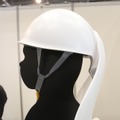 ヘルメットとしての着用例。重さは約1.15kg（撮影：防犯システム取材班）