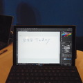 Surface Pro 4。正面から。感圧精度が向上し、ペンも滑らかにすべるため、非常に描き心地はよい