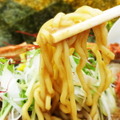 ドロっと濃厚なカニスープが麺に絡みついて堪らない。（【らーめん 福たけ】渡りガニの濃厚ドロ味噌らーめん）