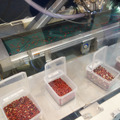 美和電気工業のブースでは小豆の自動選別機を展示
