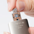 USB端子にmicroUSB端子が内蔵されており、引き出して使用する