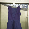 テクスチャーの異なる素材を組み合わせ、構築的なシルエットを生み出したドレス