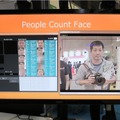 展示されていた「FACE」の表示画面。顔をとらえると男性なら青文字、女性なら赤文字で推定される年齢が表示される。使用するカメラや撮影環境により年齢の推定には誤差は出るが、デモ展示では筆者の年齢±1歳程度だった（撮影：防犯システム取材班）