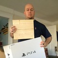 少年に訪れた悲劇…クリスマスプレゼントのPS4、箱の中身は「落書きされた木片」