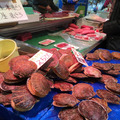 青森県産ホタテは甘く食感はプリプリである。マグロももちろん、生のまま運び込まれたもの