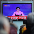 韓国・ソウル駅で、北朝鮮が水爆実験を行ったというテレビ報道を観ている韓国の人々（c）Getty Images