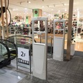 RFIDに対応したEASアンテナ「EVOLVE iRange P10 」の設置イメージ。店舗の出入り口に設置することで商品の効率的な在庫管理が行える（画像はプレスリリースより）