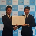 包括連携協定書の調印式の様子（左から高島宗一郎・福岡市長、宮坂学・ヤフー代表取締役社長）