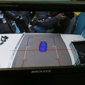 同システムを利用した場合のモニター画面。車両と障害物との距離に応じて青、黄、赤の3段階で警告ラインを表示すると同時に音声によるアラートを発する（撮影：防犯システム取材班）